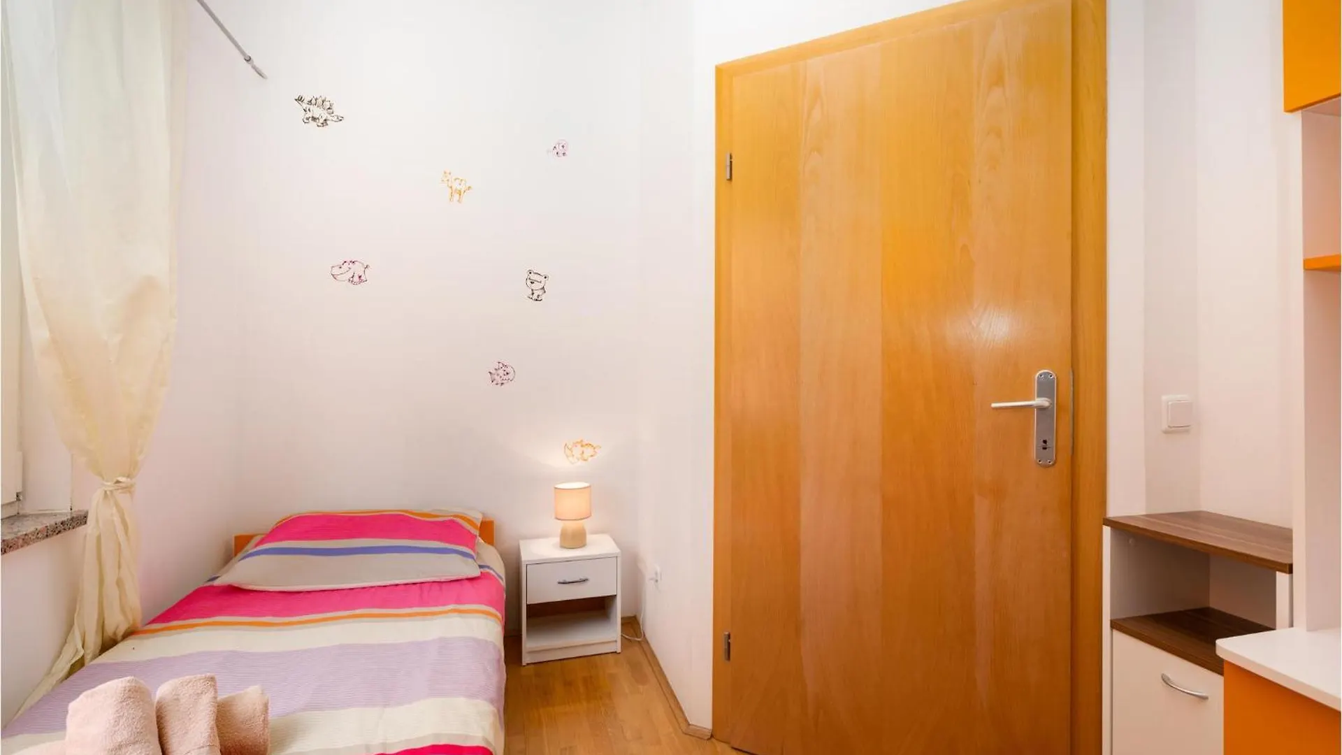 Beautiful Apartment In Cizici With Kitchen