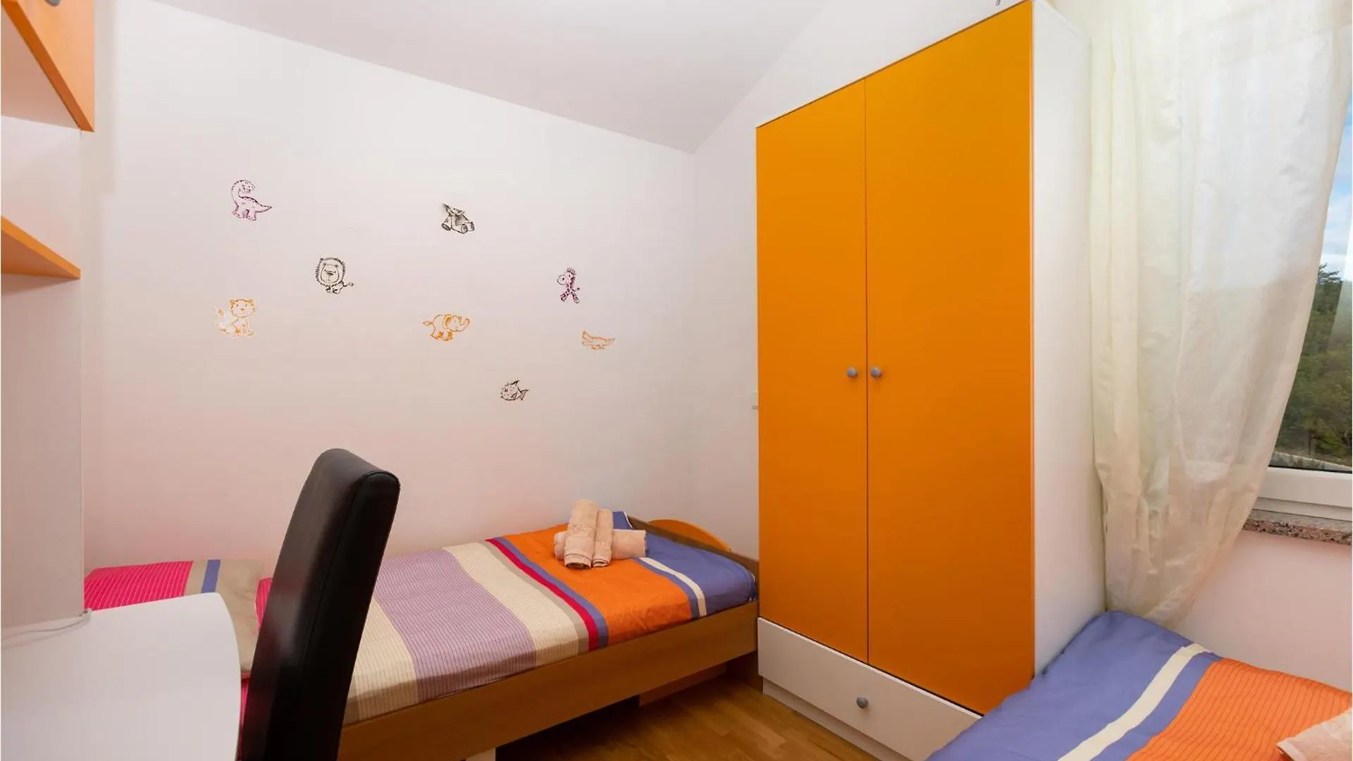 Beautiful Apartment In Cizici With Kitchen