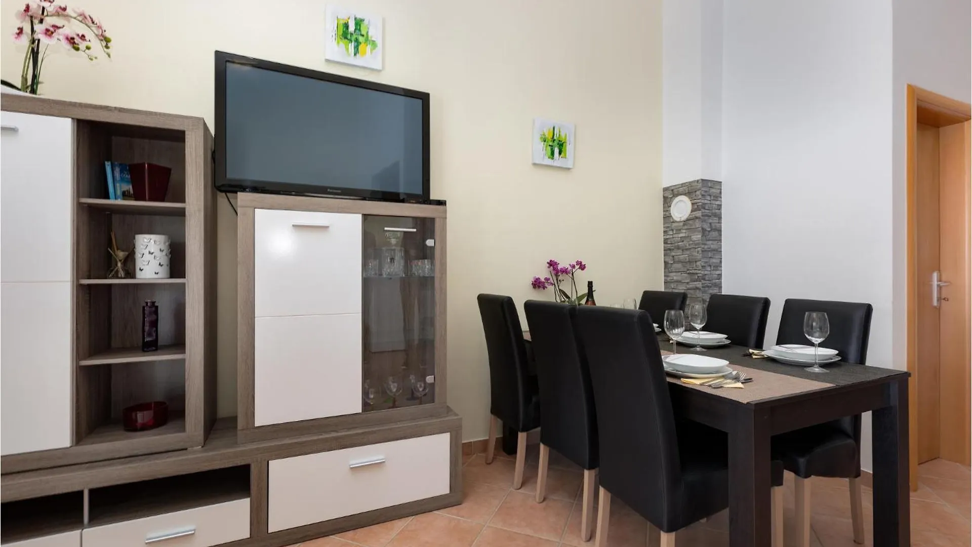 Beautiful Apartment In Cizici With Kitchen