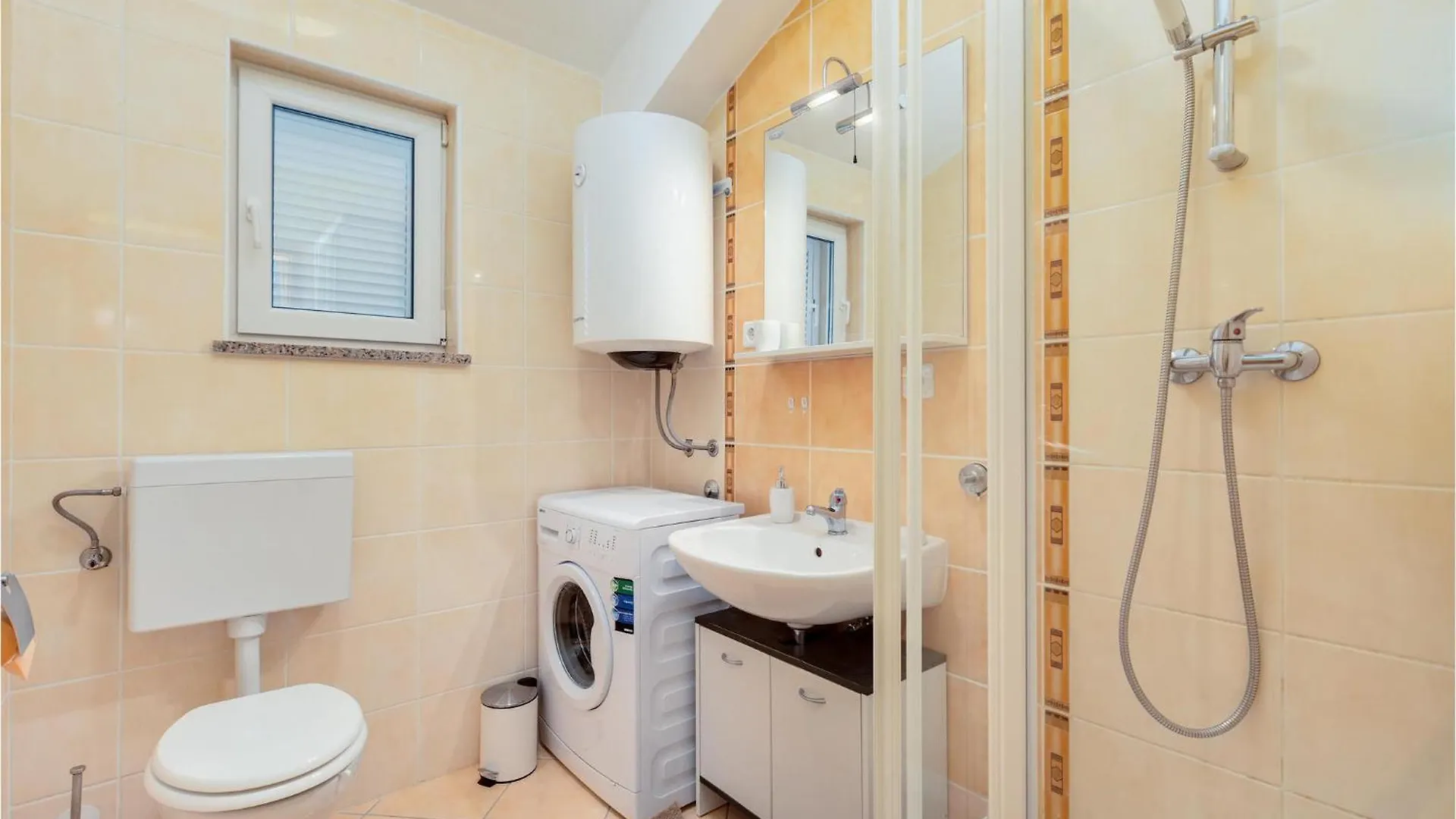 Beautiful Apartment In Cizici With Kitchen
