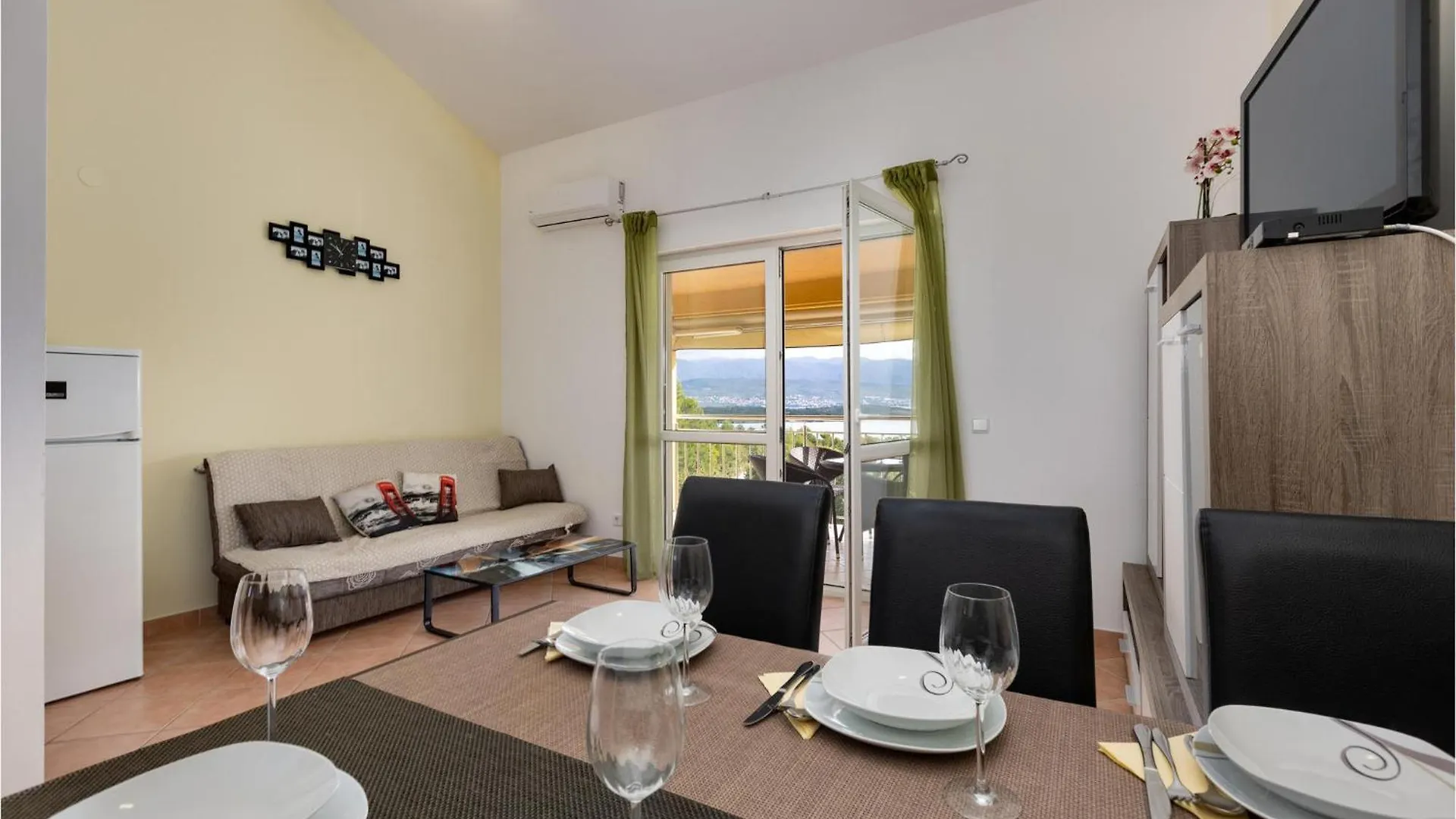Beautiful Apartment In Cizici With Kitchen