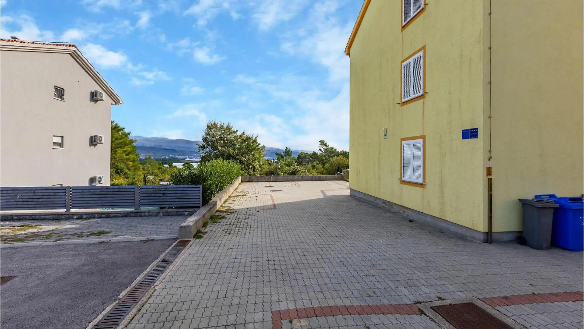 Beautiful Apartment In Cizici With Kitchen